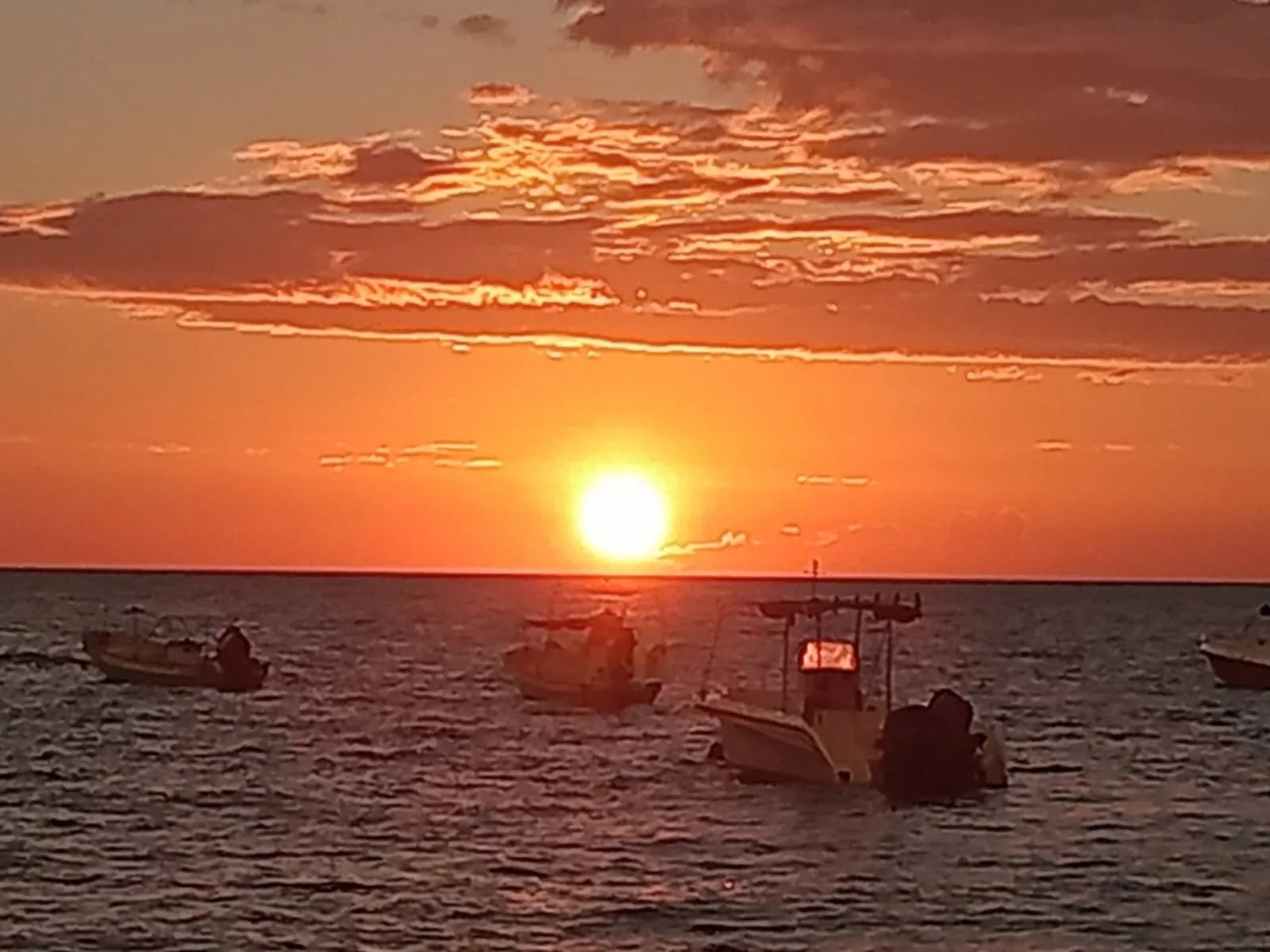 Coucher de soleil sur la mer à Ambatoloaka